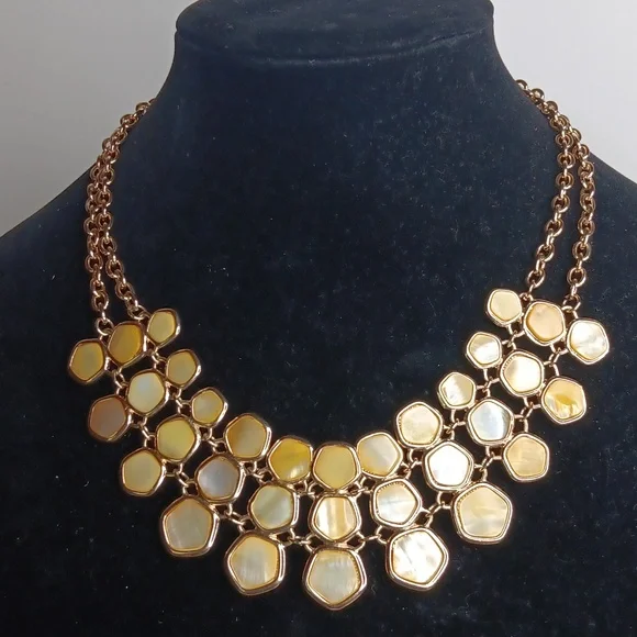 Elegant Gold and Cream Fashion Necklace - Picture 2 of 3